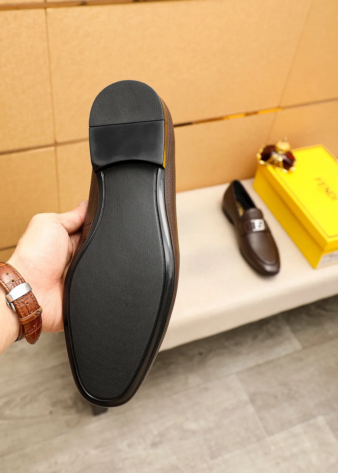 Men's shoes 💰442 💐 Product trademark: FENDI [Fendi] casual leather shoes Regular size: 38-44 (45🉑️customized) Product materials: Selected imported first-layer pebbled cowhide leather upper + luxury hardware buckle, imported cowhide leather lining. Strong three-dimensional visual effect, rubber outsole Color: 1⃣️color optional